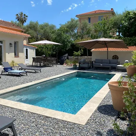 Villa Walk To Town - Spacious W/ Pool *